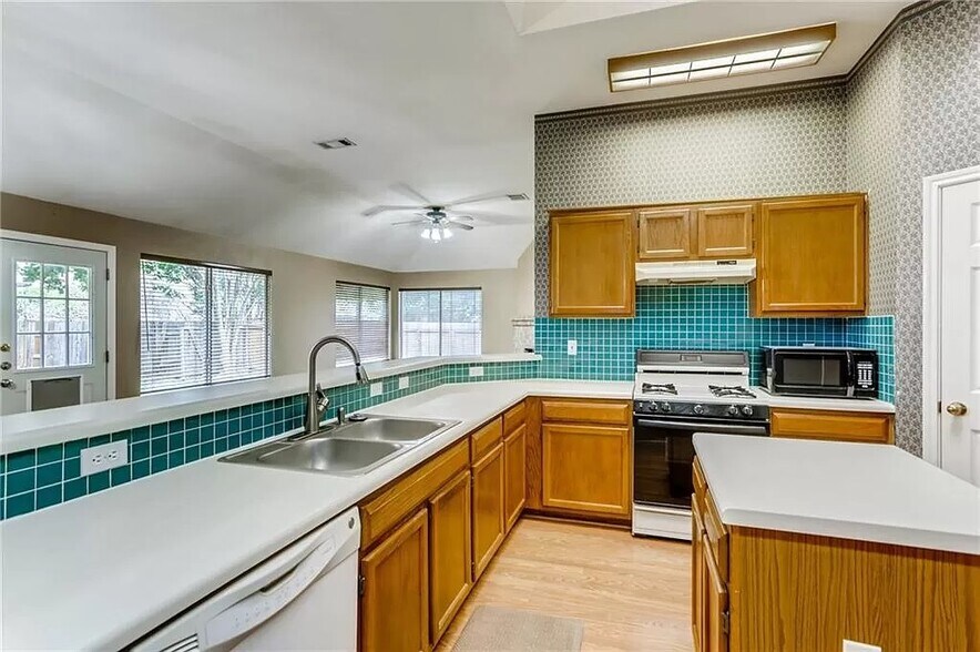 Kitchen - 414 Steeplechase Dr