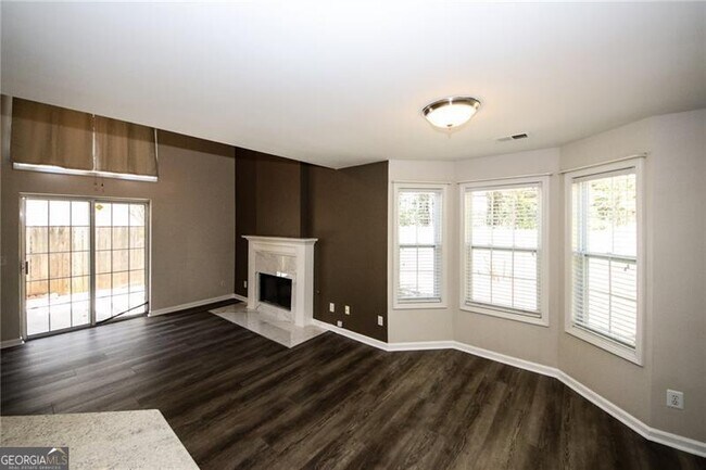 Building Photo - 121 Stoneforest Dr