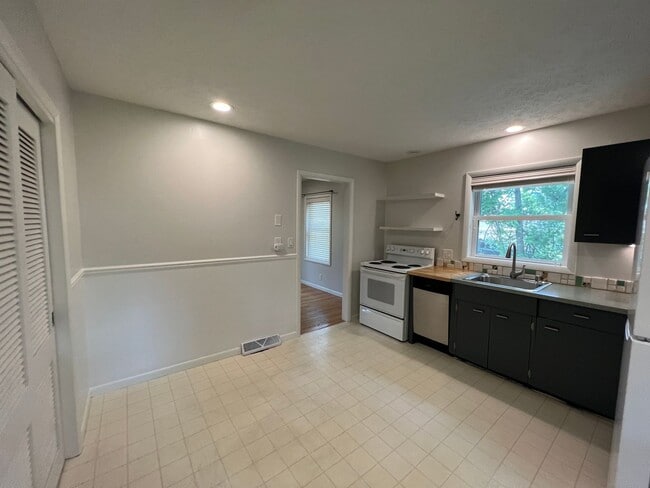 Building Photo - The Little Bungalow of Your Dreams Near East Bay! 2BR / 1BA Long-Term Rental