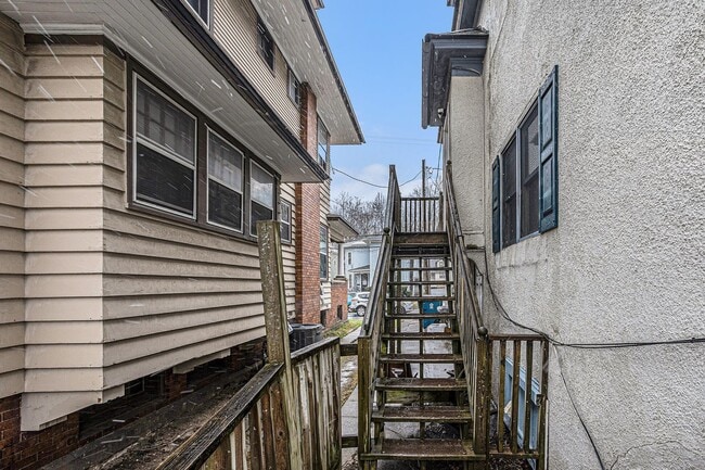 Building Photo - $999- West Lovell 2-Bed/1-Bath upstairs apartment, 789 sq. ft. - Ask about our Security Deposit A...