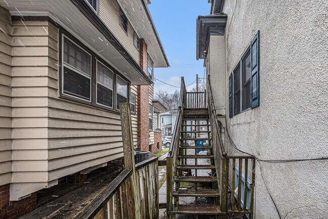 Building Photo - West Lovell 2-Bed/1-Bath upstairs apartment, 789 sq. ft. - Ask about our Security Deposit Alterna...