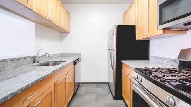 Building Photo - 305 W 50th St