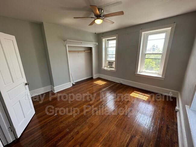 Building Photo - 435 E Walnut Ln