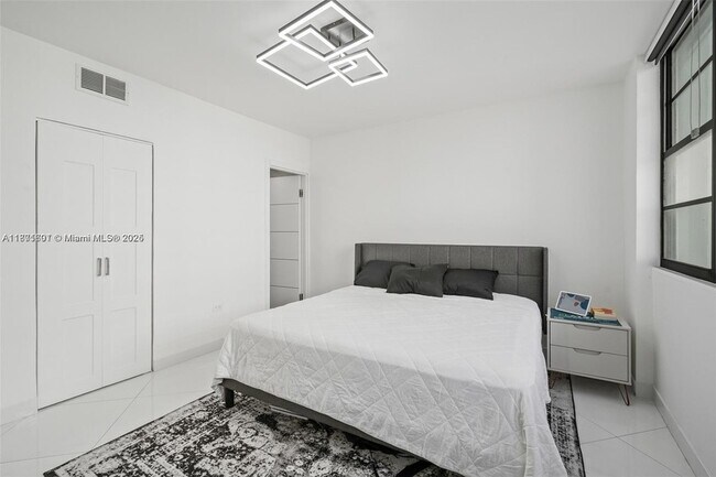 Building Photo - 999 Brickell Bay Dr
