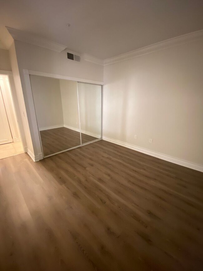 Building Photo - Remodeled 2 Bedroom Condo Just Off the Strip!