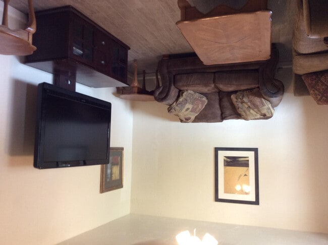 Building Photo - 2011 N Van Ness Ave