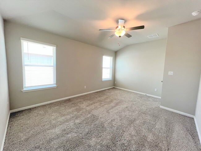 Building Photo - 3/2.5  Home + Office near downtown Hutto