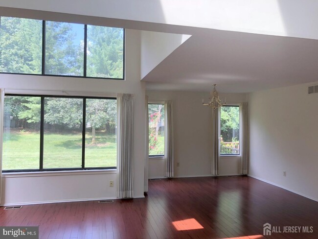Building Photo - 92 Sayre Dr