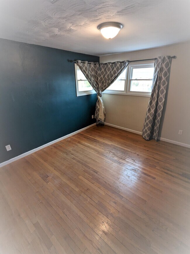 Building Photo - 315 Martha Lee Dr