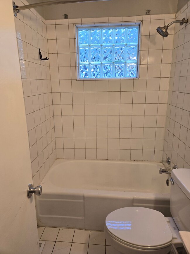 Building Photo - 2BR/1BA House recently renovated