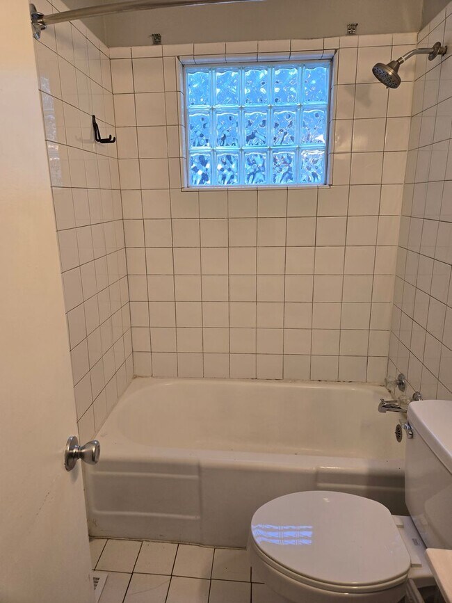 Building Photo - LEASING SPECIAL - MOVE IN BY 1/1/2026 AND RECEIVE 2ND MONTH OF RENT FREE 2BR/1BA House recently r...