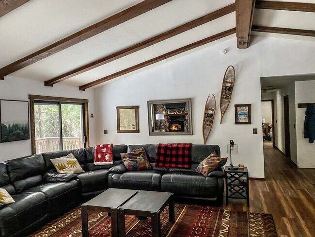 Building Photo - New to the Rental Market! FURNISHED Custom 3 Bdrm Hm w/Garage