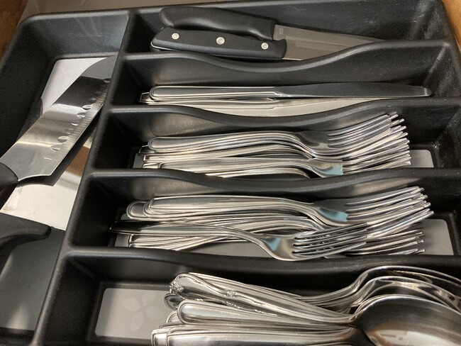 Kitchen flatware - 3132 Oak Cir