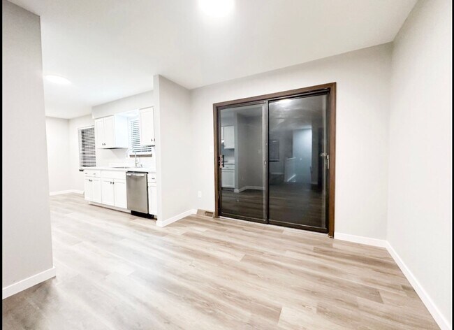 Building Photo - 2008 Juniper Dr