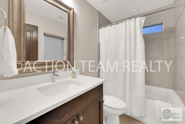 Building Photo - Beautiful Townhome in Huntsville