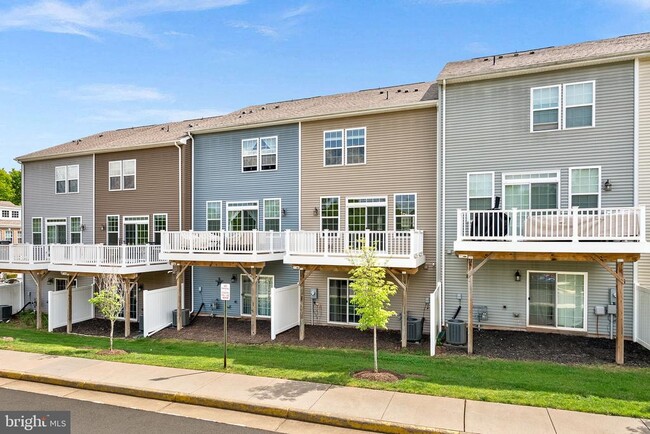 Building Photo - 15292 Westham Ct