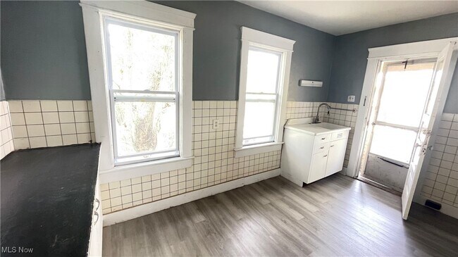 Building Photo - 4322 Bush Ave