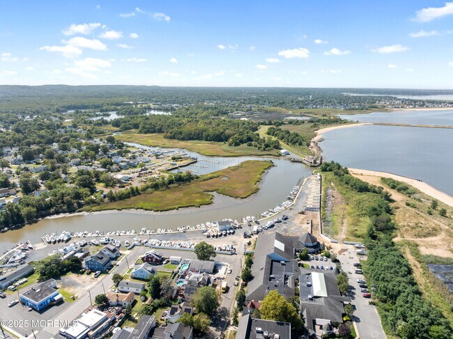 Building Photo - 212 Seeley Ave