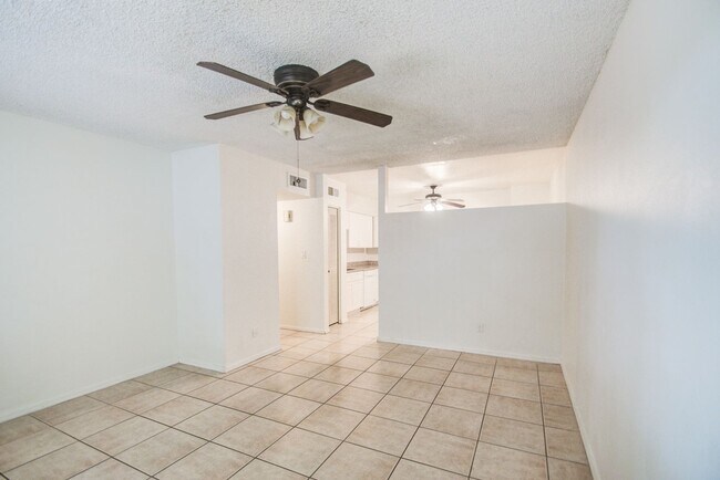Building Photo - Charming 3 bedroom Townhome near MCC & Med...