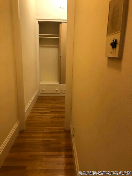 Building Photo - 504 Beacon St