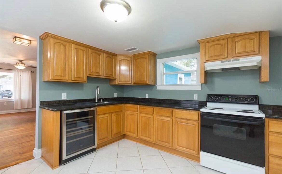 Building Photo - 1221 E Flora St