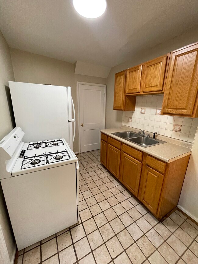 Building Photo - 2563 Medary Ave