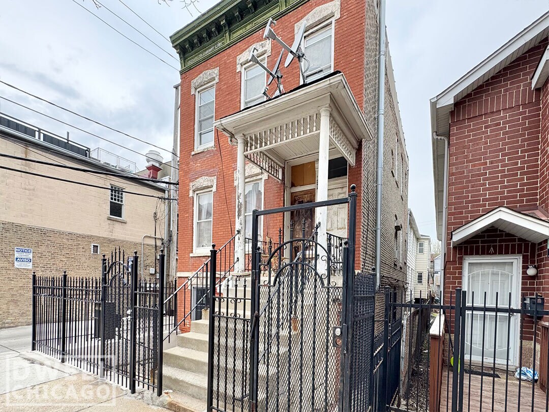 Building Photo - 1542 W Walton St
