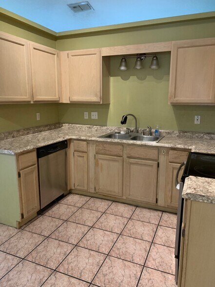 Building Photo - 1044 Henson Ct