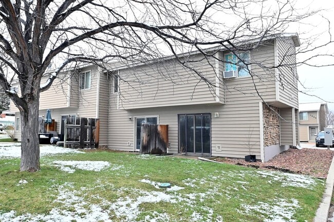Building Photo - 2 bed 1 Bath townhouse