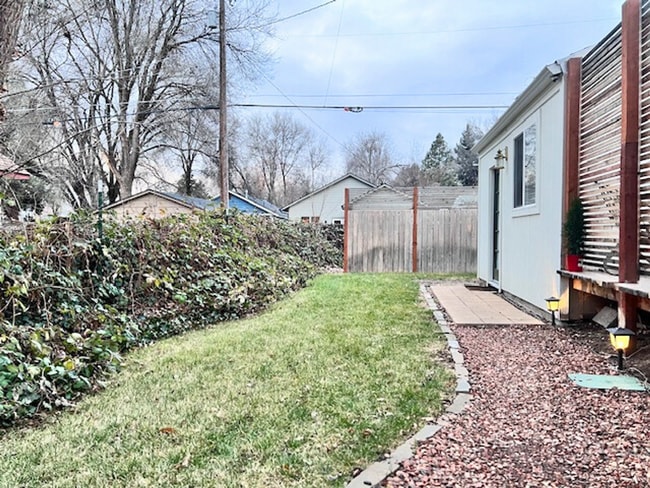 Building Photo - Fully furnished studio apartment in the North End! | 3-6 month leases available!!