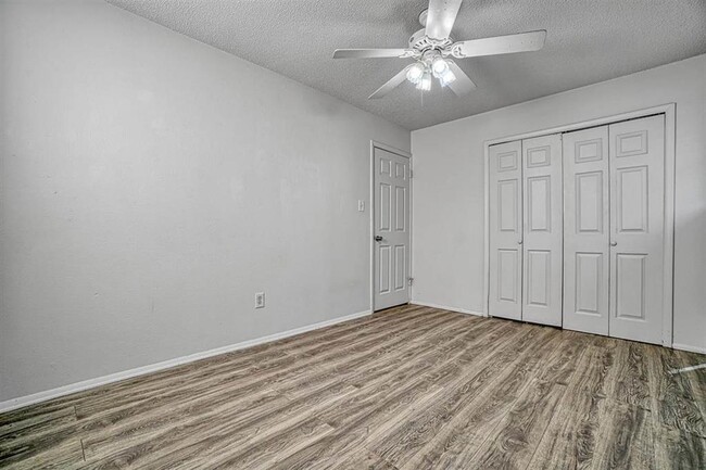 Building Photo - 5716 NW Glenn Ave