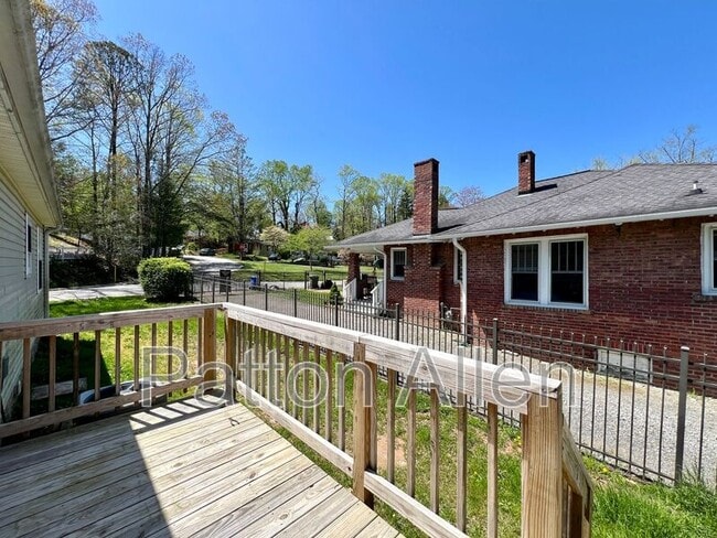 Building Photo - 1754 Meadowbrook Terrace