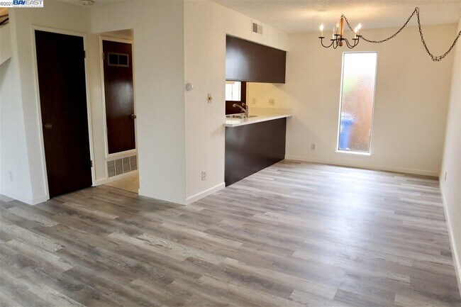 Building Photo - 5554 Roundtree Common