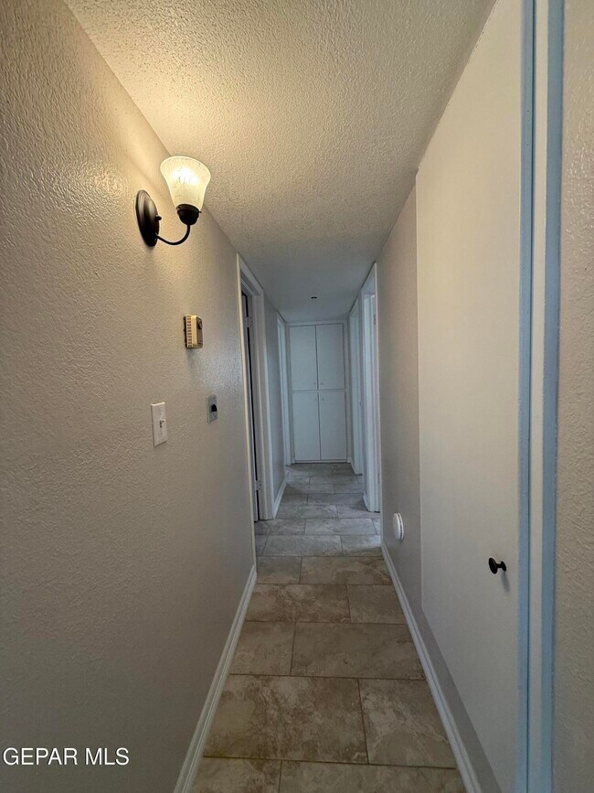 Building Photo - 955 Versailles Dr