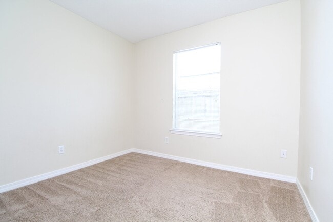 Building Photo - Spacious 3BR/2BA Home in Coral Village – A...