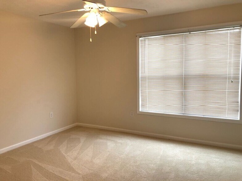 Building Photo - Southern Edge Condo - Close to Campus