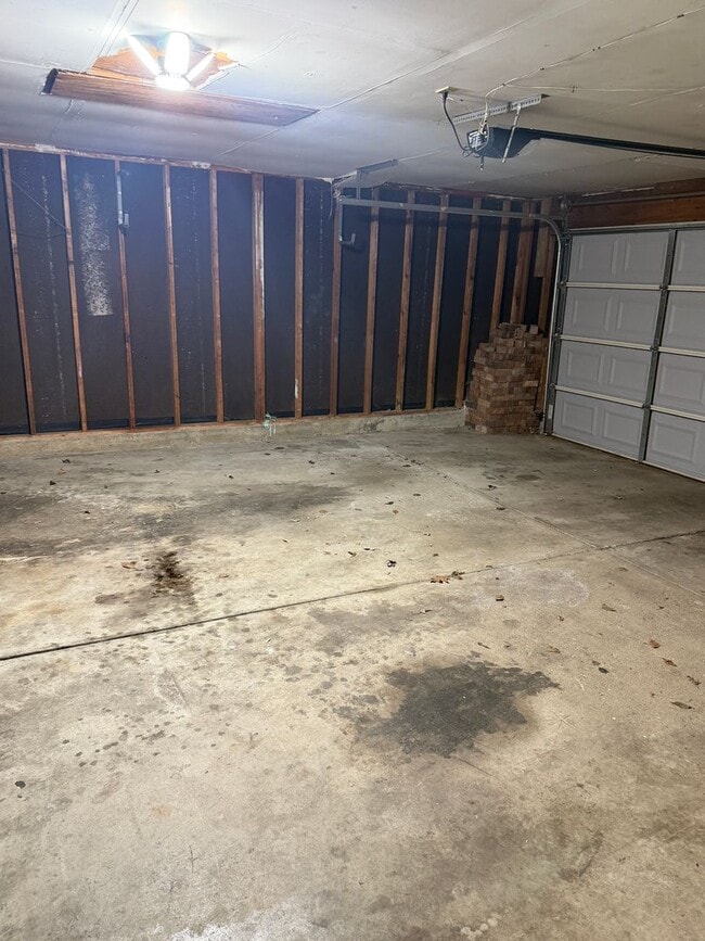 Building Photo - Three Bedroom/One Bath Home In Huber Heights Located On Quiet Cul-de-sac