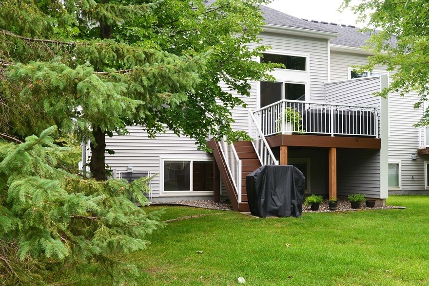Building Photo - 10511 Pond Curv