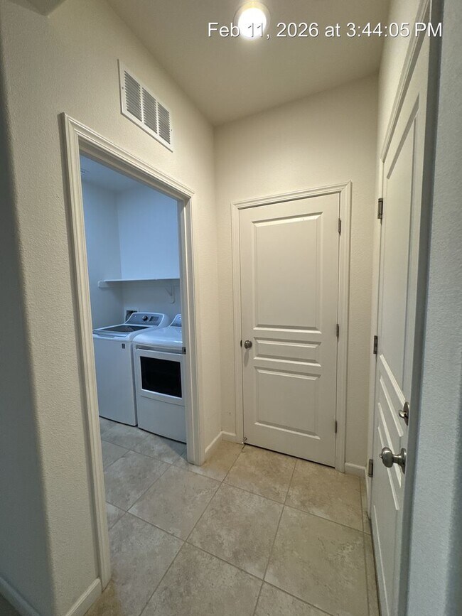 Building Photo - 4 Bedroom home! Rent Ready NW Visalia!