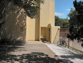 Building Photo - 712 Graham Pl