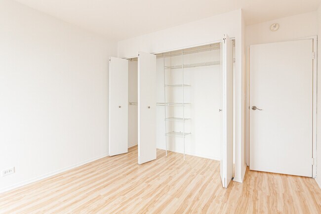 Building Photo - 1120 N La Salle Dr