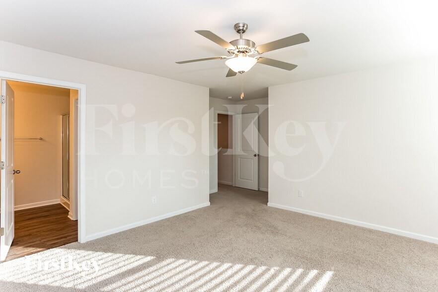 Building Photo - 10755 Rivergate Dr NW