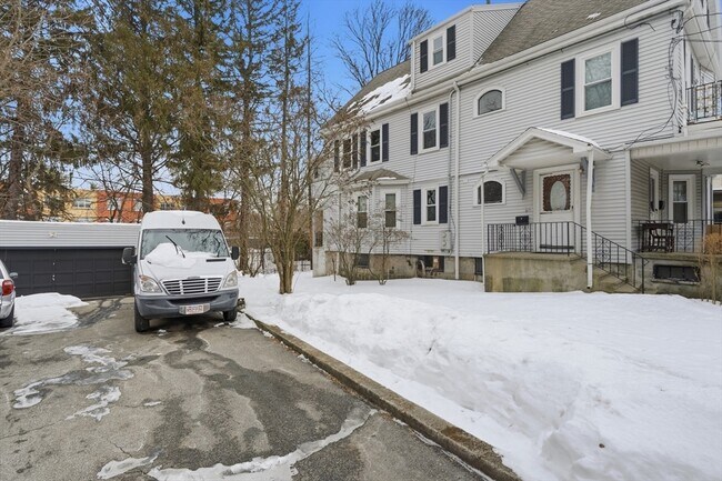 Building Photo - 111 Dustin St