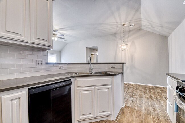 Building Photo - Beautiful Newer Construction Home!
