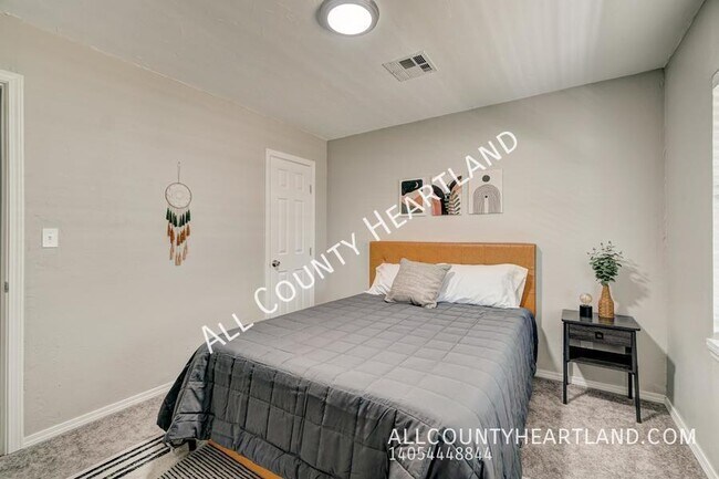 Building Photo - 625 Iowa St