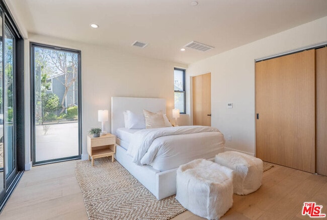 Building Photo - 1863 Barry Ave