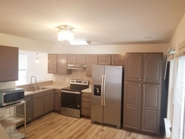 Building Photo - Renovated Two Bedroom Townhouse Close to L...