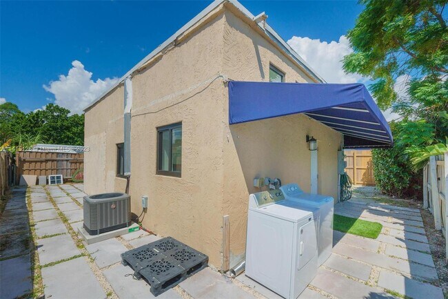 Building Photo - 3010 SW 25th St
