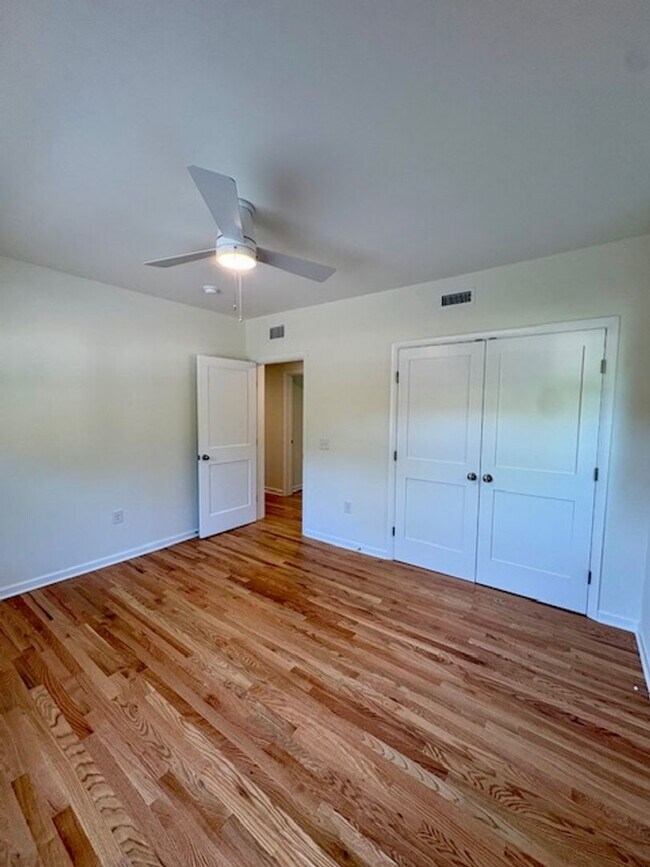 Building Photo - Newly Renovated Three Bedrooms Condo in South Windermere