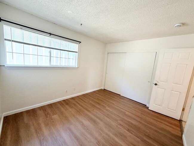 Building Photo - Comfortable 2BD/1BA with water&garbage Included in Santa Rosa